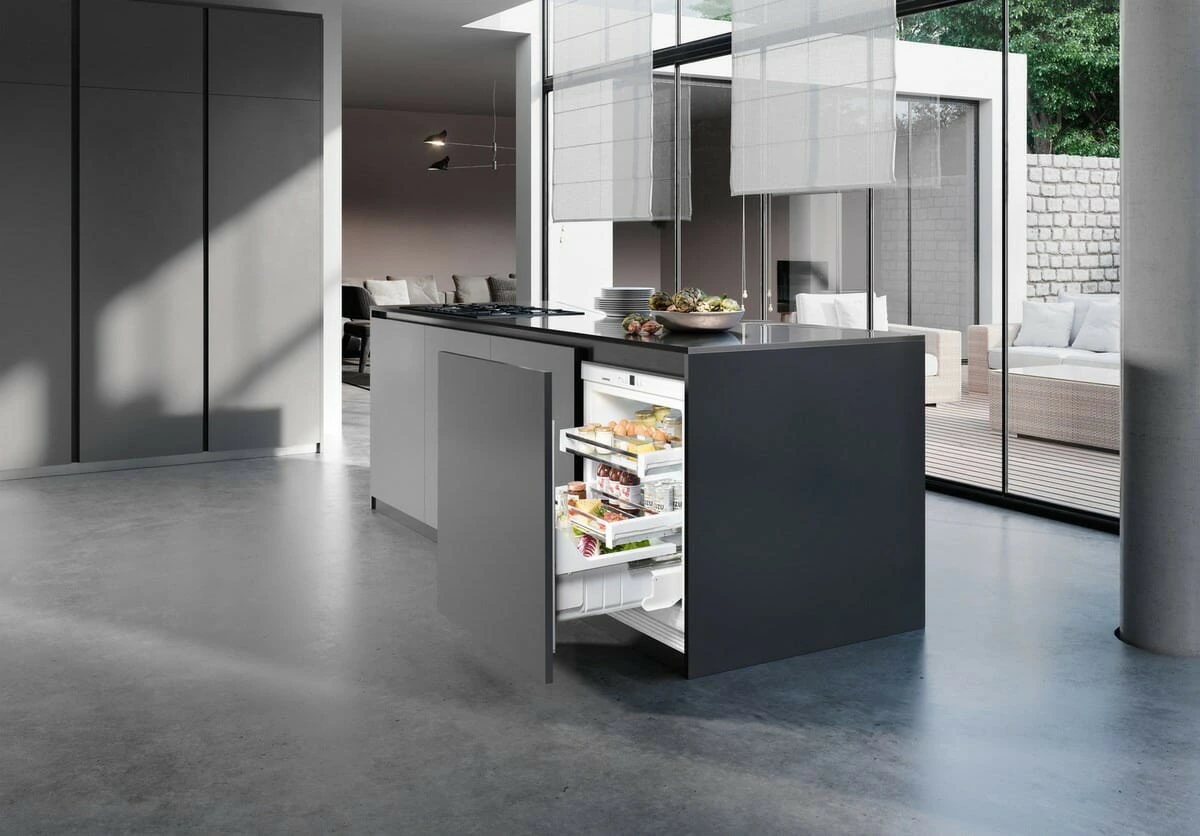 Liebherr SUIKo 1550 Premium refrigerator is installed under the bar table to match the uniform kitchen design, according to the owner's favorite color scheme.