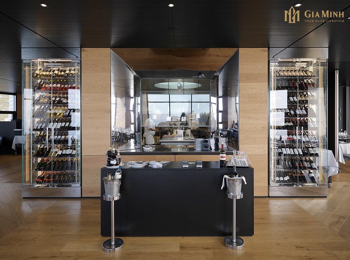 Gần quầy bar hoặc bàn phục vụ
